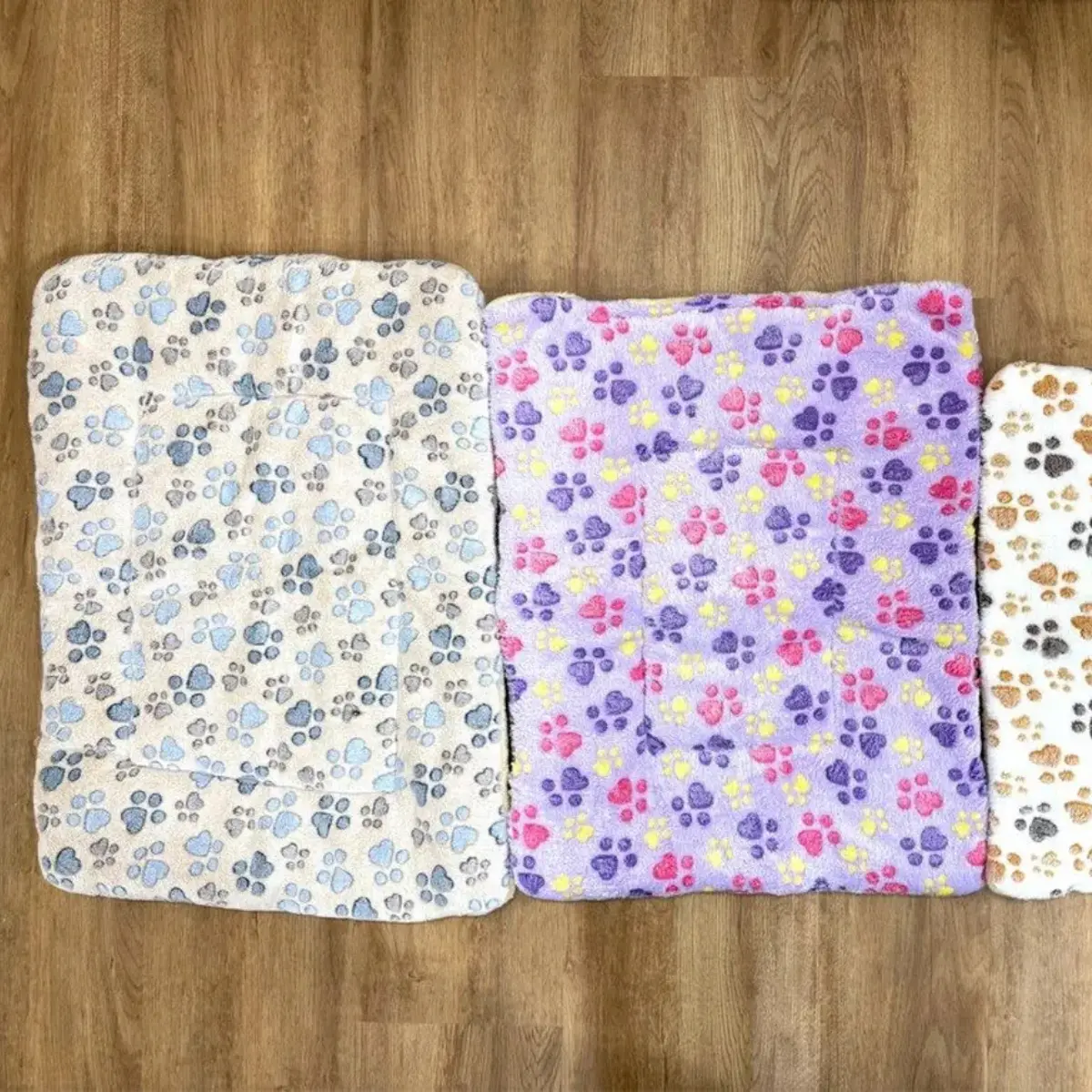 Soft cat bedding sleeping mats with paw print design